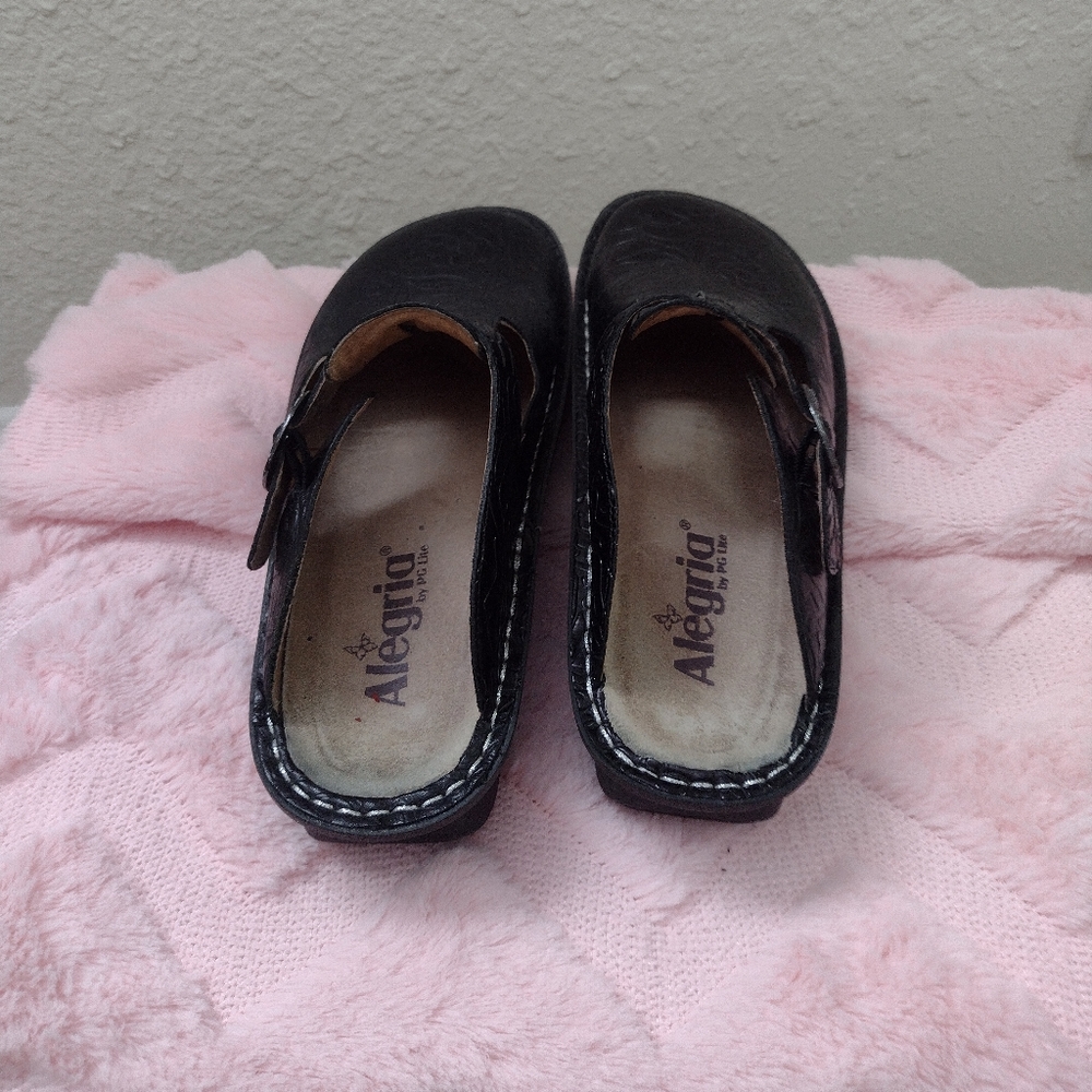 Shoes - Picture 3 of 4